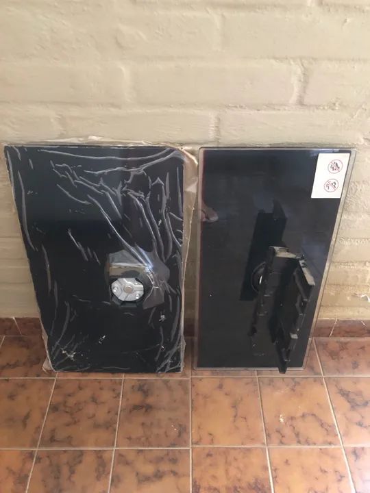Vendo 2 Suportes TV novos