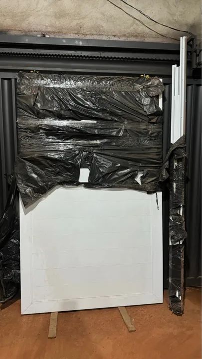 Porta branca de alumínio lambril de correr - Foto 2