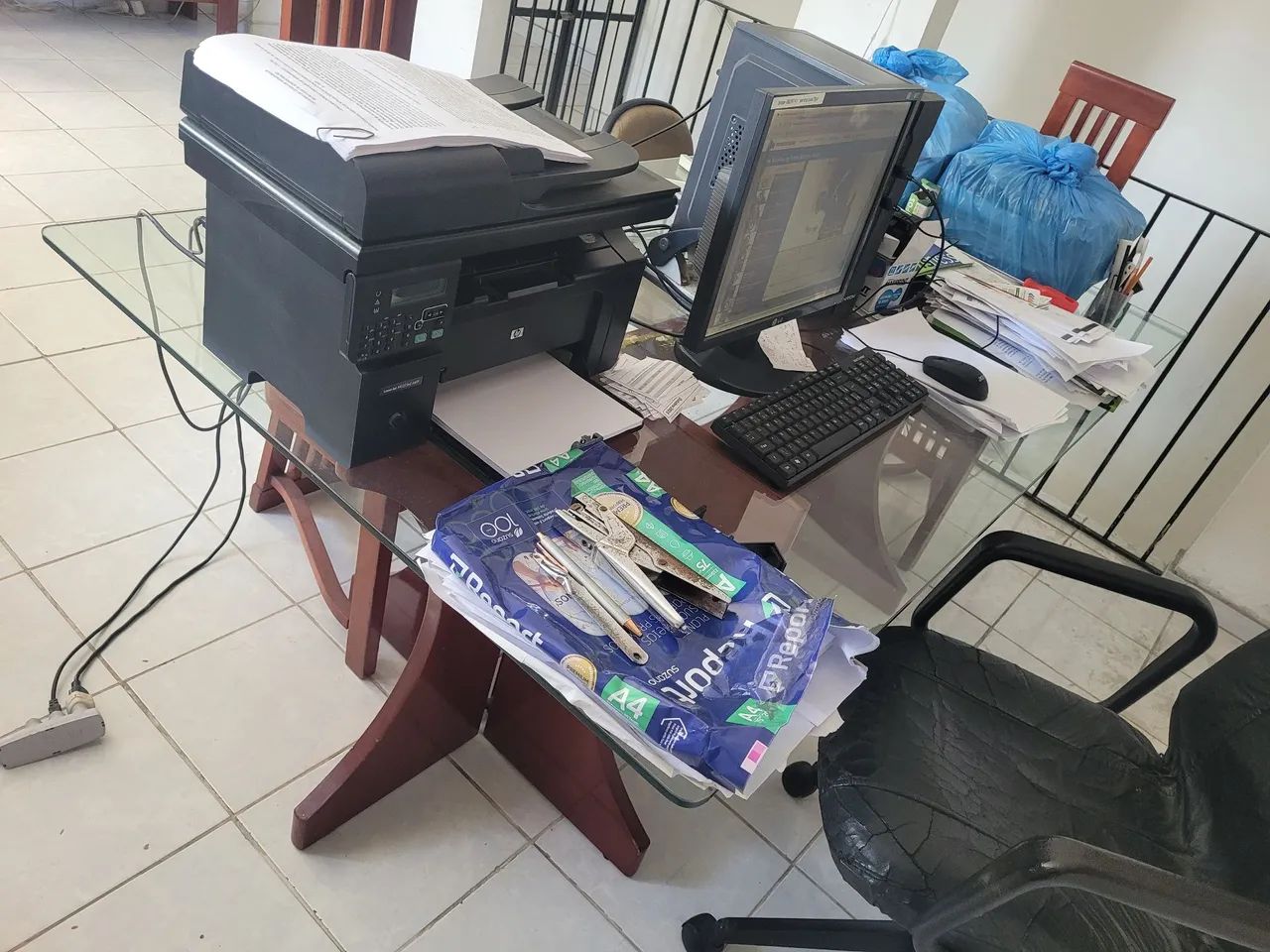 Vende-se mesa madeira tampo de vidro,com 4 cadeiras, e Bifê R$ 1.300,00. - Foto 3