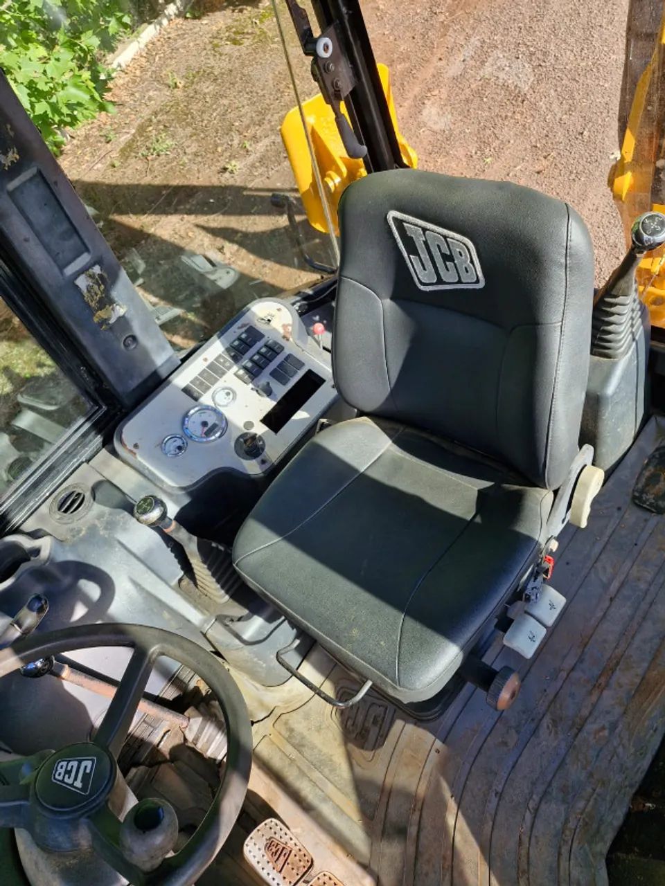 Retro Escavadeira JCB 3C Plus ano 2012 com 7.100 horas tração 4x4  - Foto 6