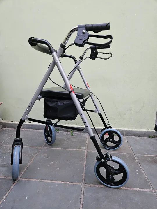 Andador com assento e rodas com freios
