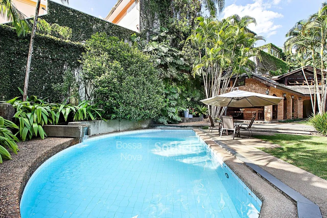 Casa integrada ao verde localizada em rua fechada - Foto 3