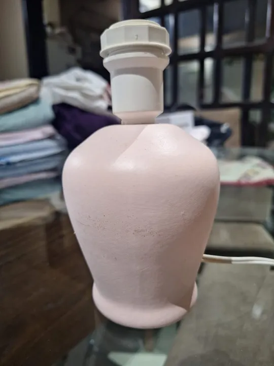 Abajur rosa em cerâmica
