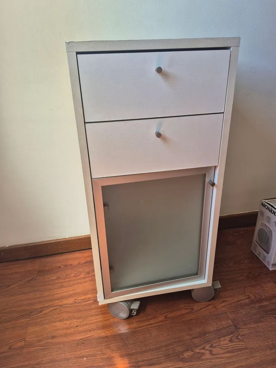 Armário com rodas64352822997379120