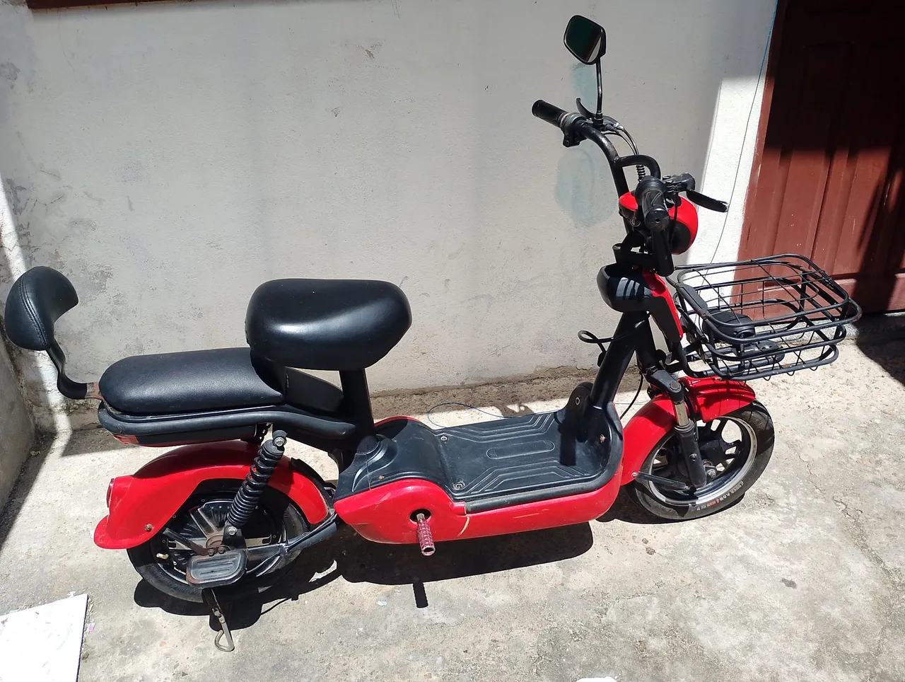 Scooter Elétrica Vermelha com Cesto