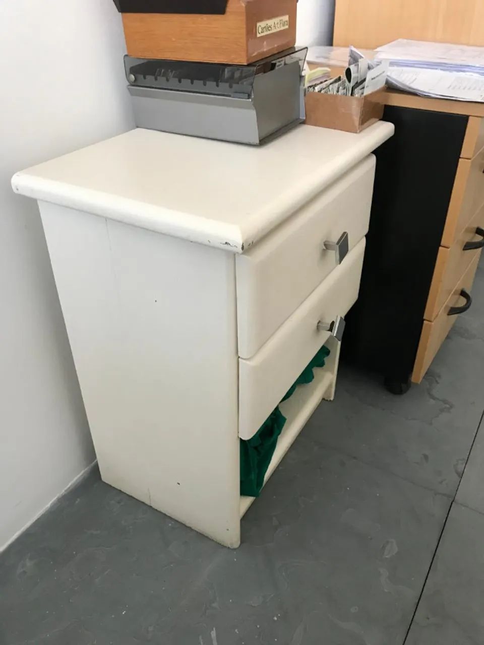 MESA DE CABECEIRA EM MADEIRA BRANCA - USADA - Foto 4
