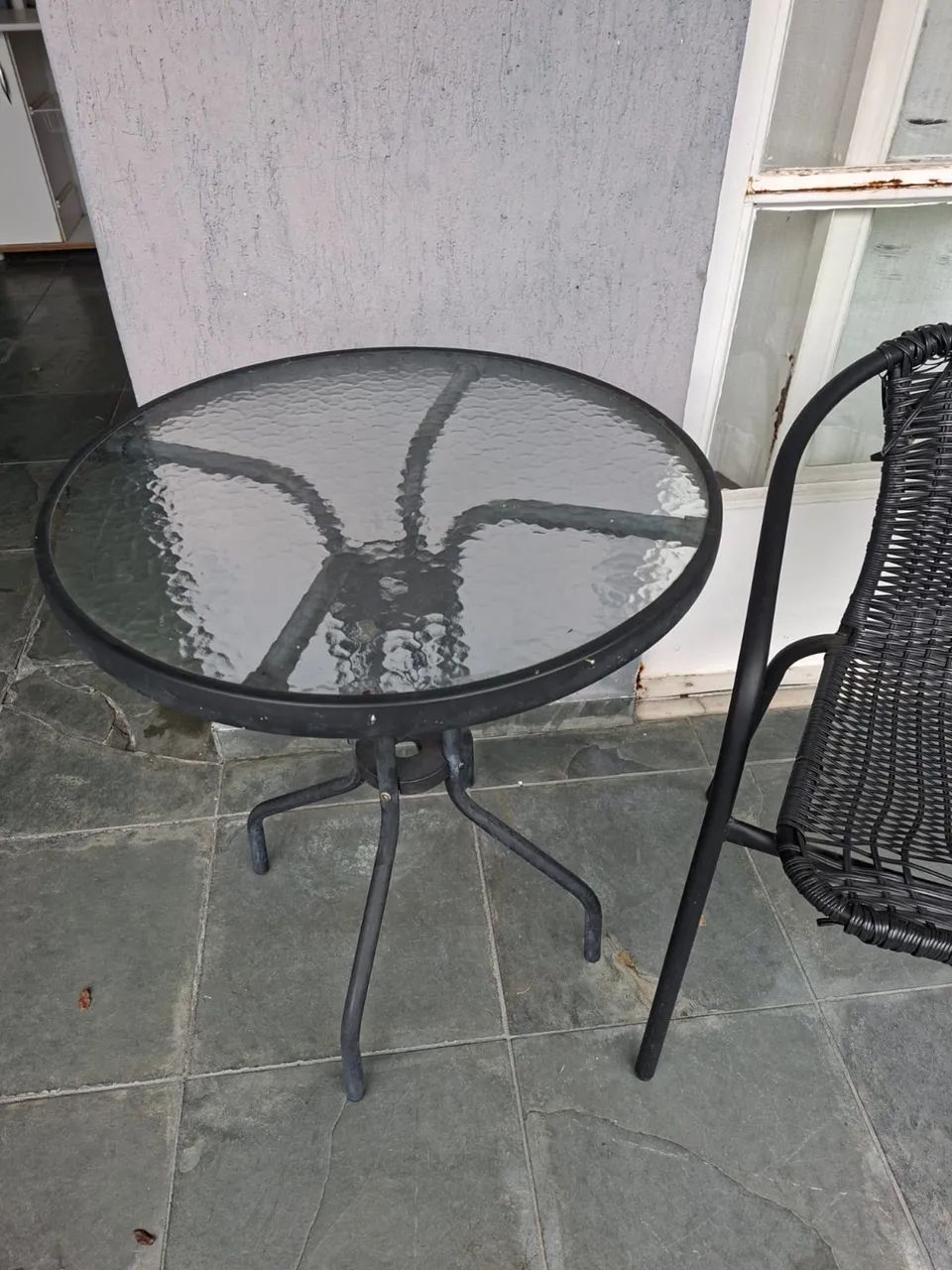 Round table64307305482881122