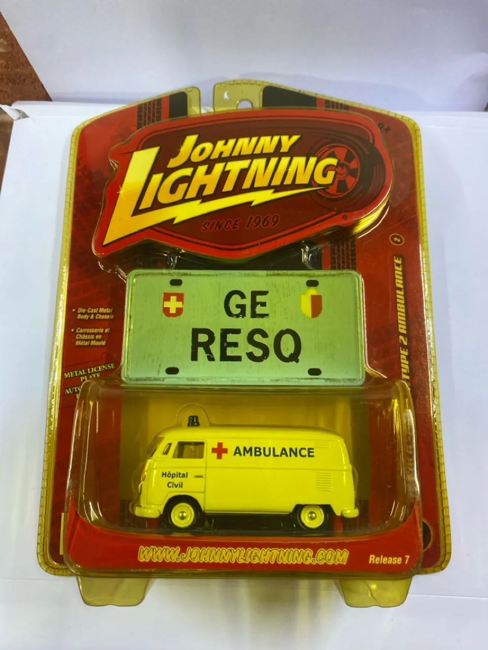 Johnny Lightning Kombi Ambulância com placa