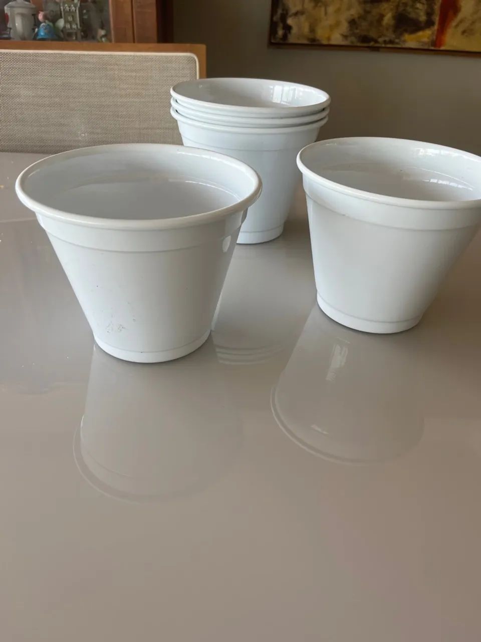Vasos decorativos brancos de lata.
