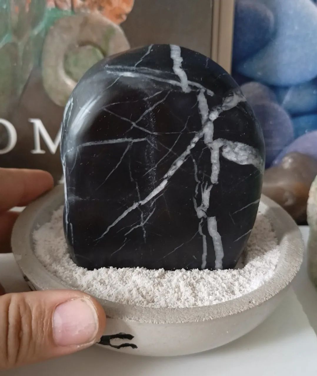 Arte japonesa em pedra negra com veios Suiseki 