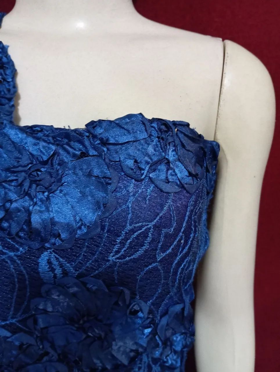 Vestido Azul de Renda com Aplicação de Flores - Foto 3