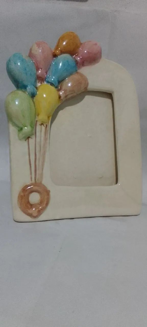 Porta-retrato cerâmica com balões festivos