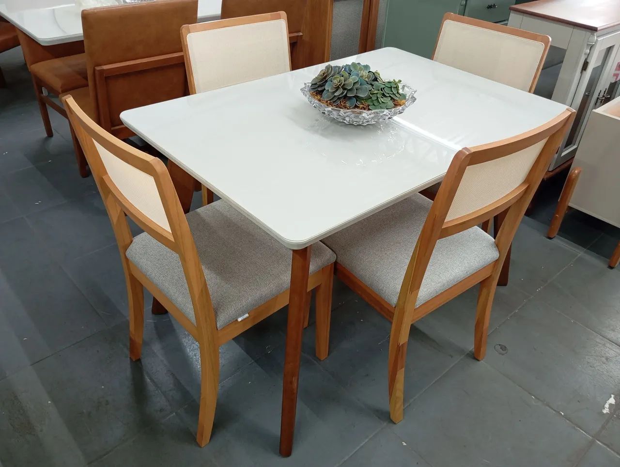 Mesa a pronta entrega e com cadeiras de madeira maciça  - Foto 2