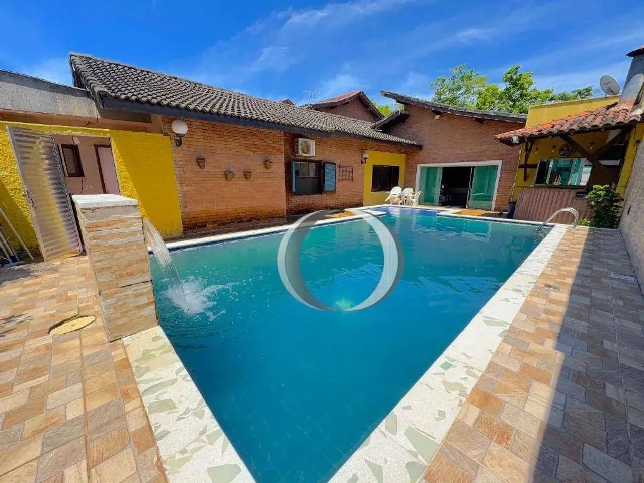 Casa a venda no Jardim Virginia, 4 quartos (sendo 2 suítes), piscina e churrasqueira