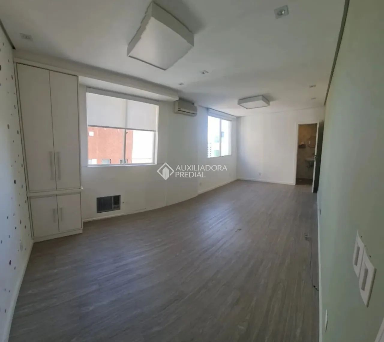 Sala na rua Presidente Coutinho.