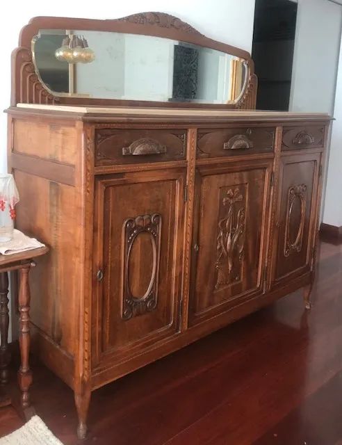 Armário com tampo de mármore e espelho