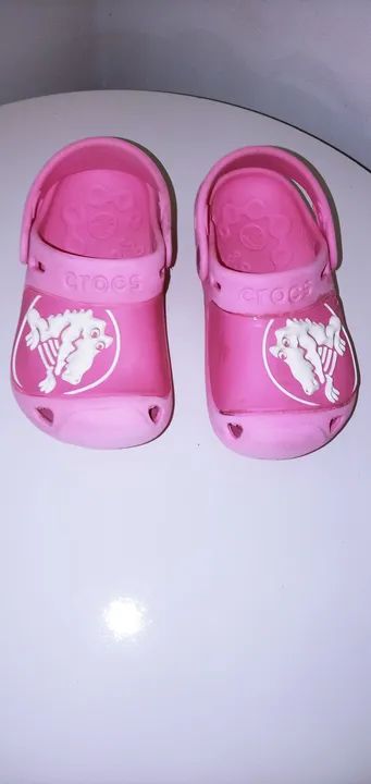  Sandália (Chinelo) Crocs/ original infantil rosa com logo do dinossauro. Tam.27 ( Usada). - Foto 5