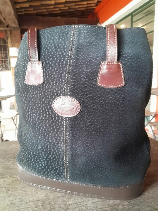 Bolsa/mochila, em camurça e couro natural, de fabricação argentina.
