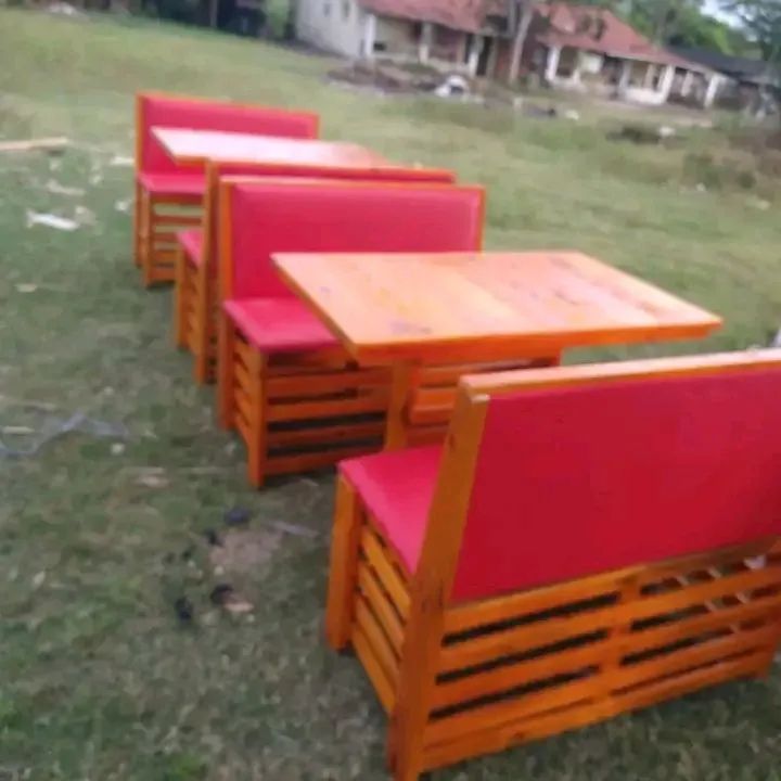 Conjunto de mesas e bancos para restaurante