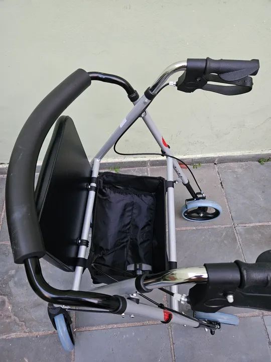 Andador com assento e rodas com freios - Foto 2