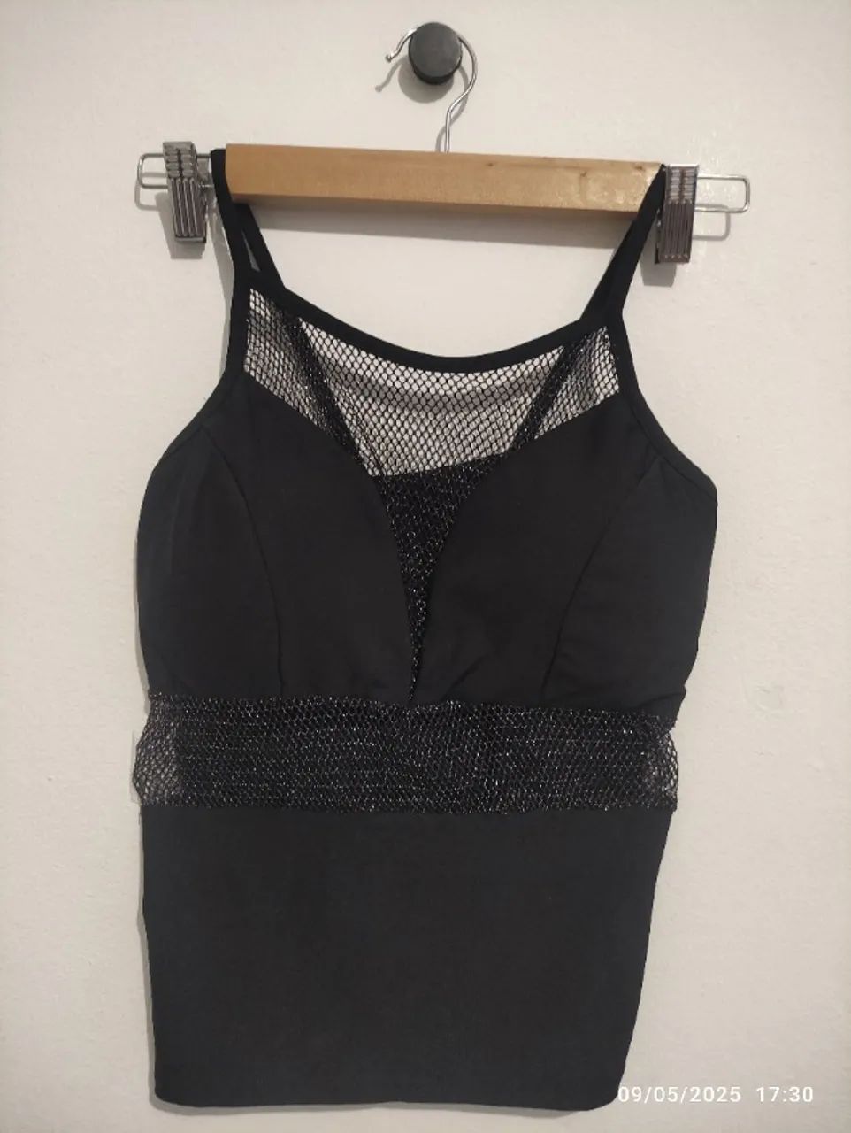 Blusa preta com transparência e brilho