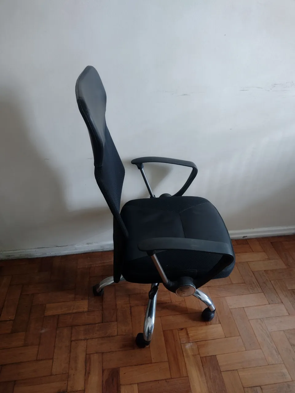 Cadeira de Escritório Preta com Rodinhas