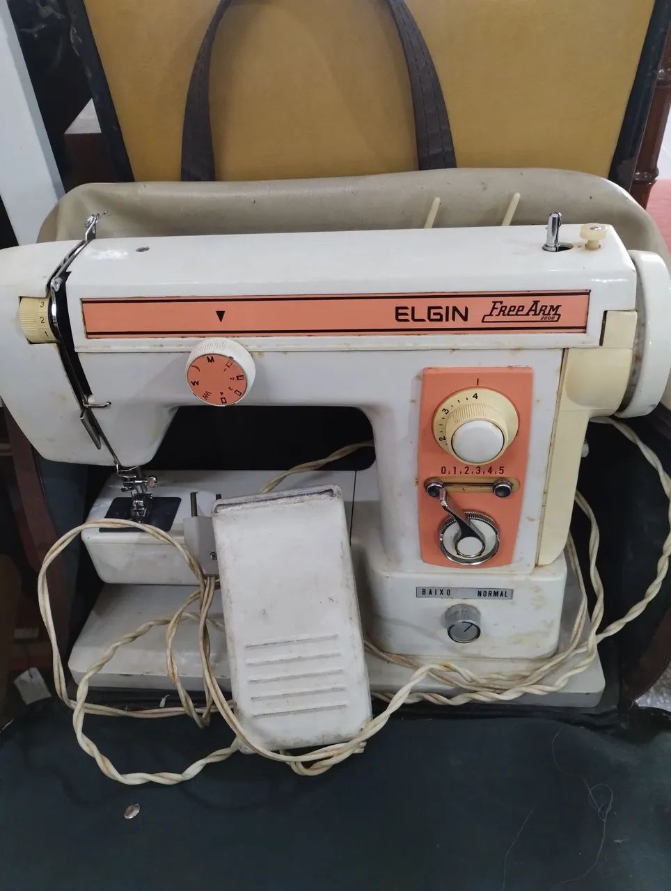 Máquina de Costura Elgin Free Arm 2000 - Antiga - Foto 2
