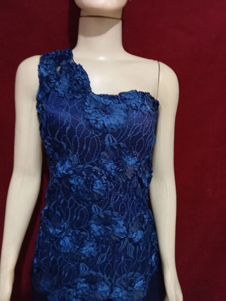 Vestido Azul de Renda com Aplicação de Flores