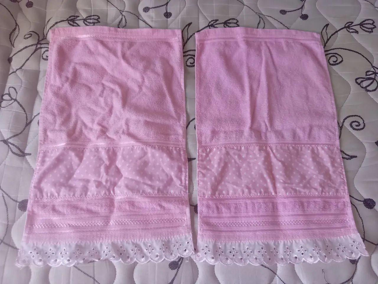 Toalhas de Mão Rosa com Detalhes Delicados