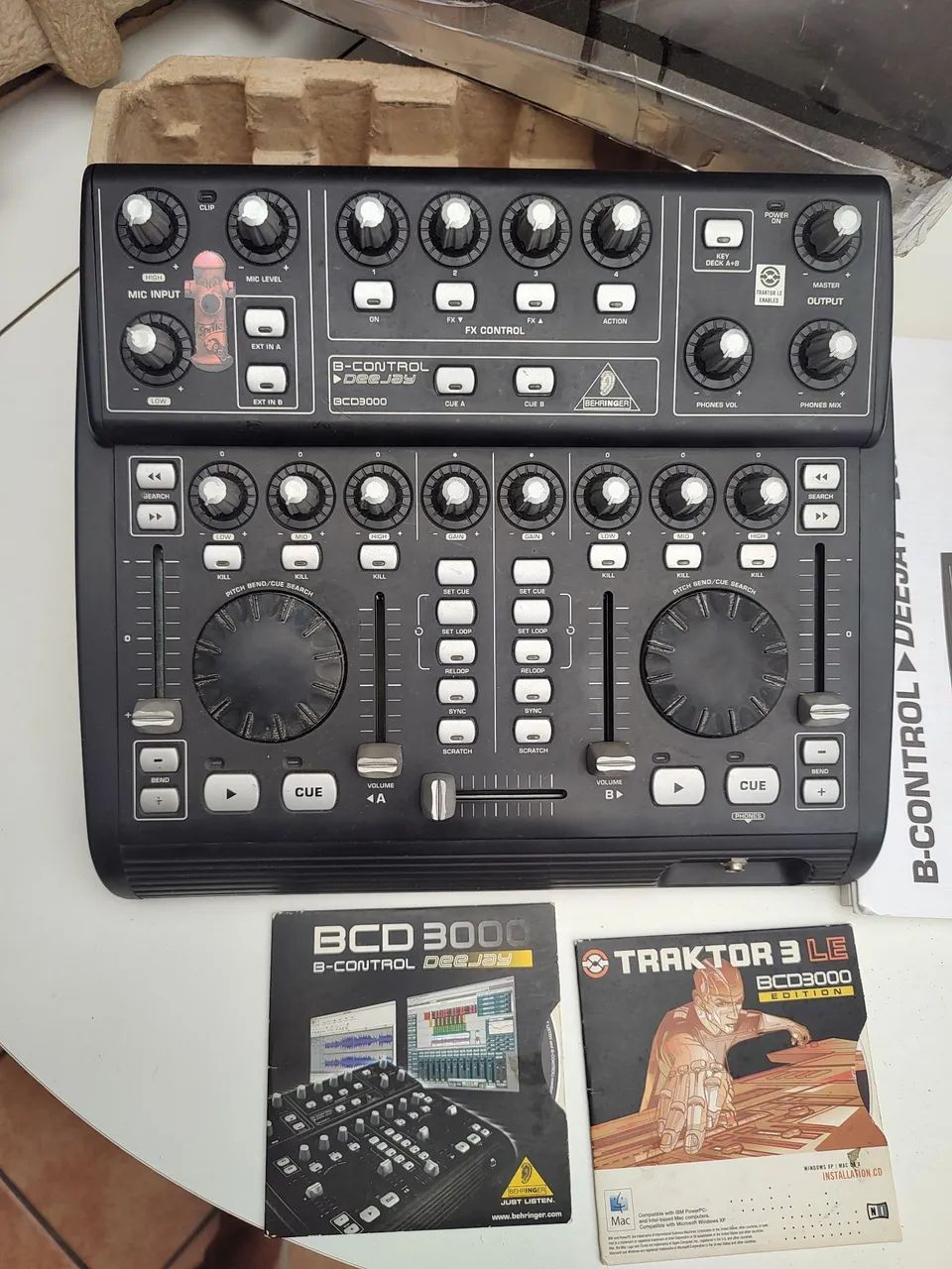 Mesa de DJ Behringer BCD3000 - Traktor LE