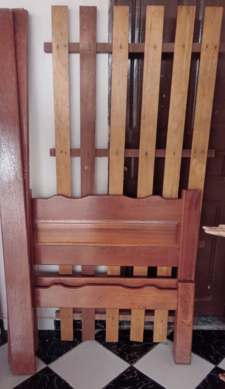 Cabeceira de cama de madeira