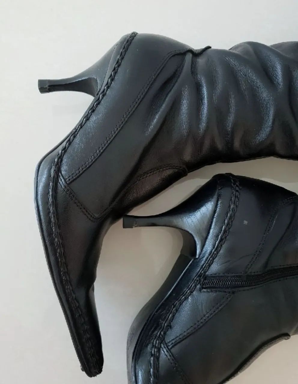 Botas Femininas de Couro Preto - Foto 2