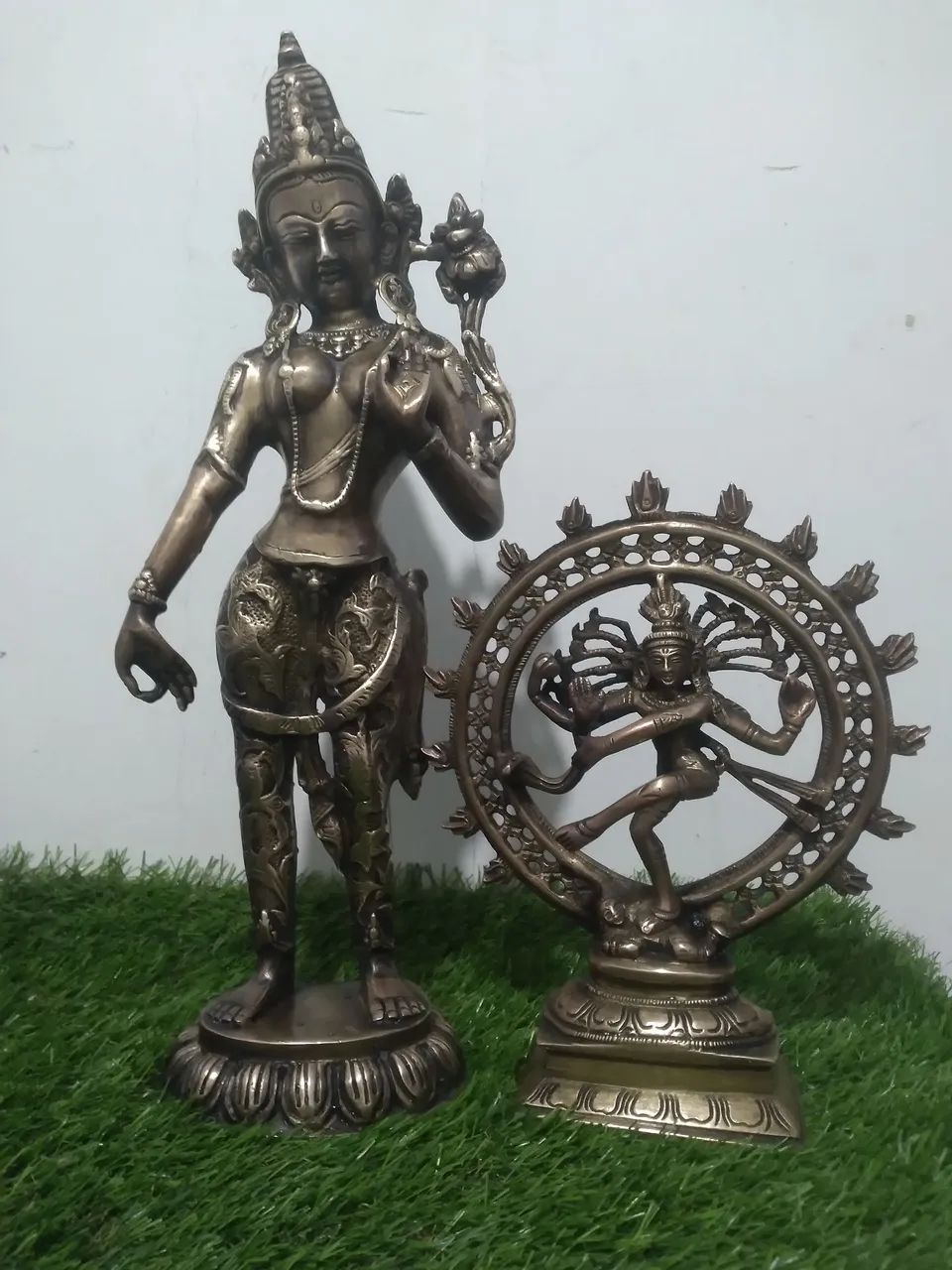 Esculturas antigas de bronze maior 43 cm menor 25 cm perfeito p decoração ou 