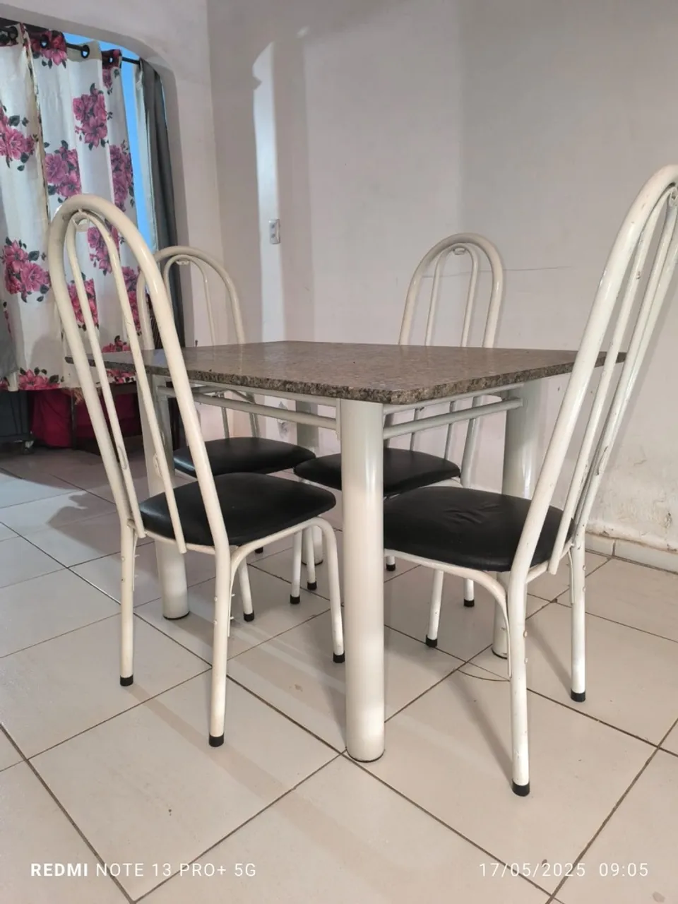 Mesa com 4 Cadeiras - Ideal para Cozinha