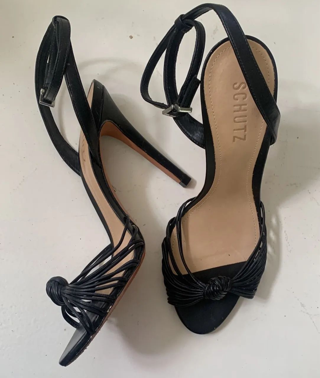 Sandália Schutz salto fino 