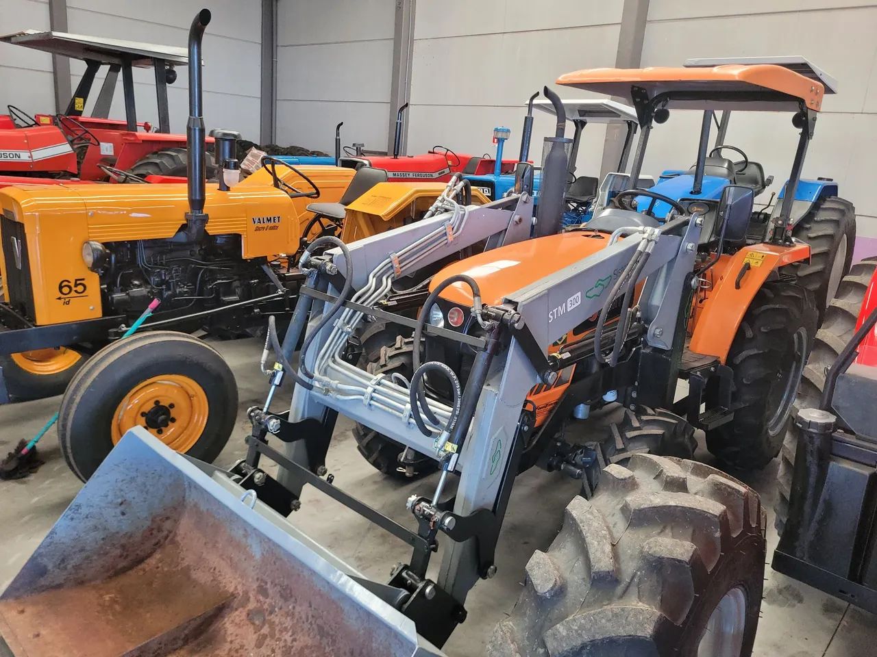 Trator Budny BDY 2840 4x4 com concha Frontal ano 2015