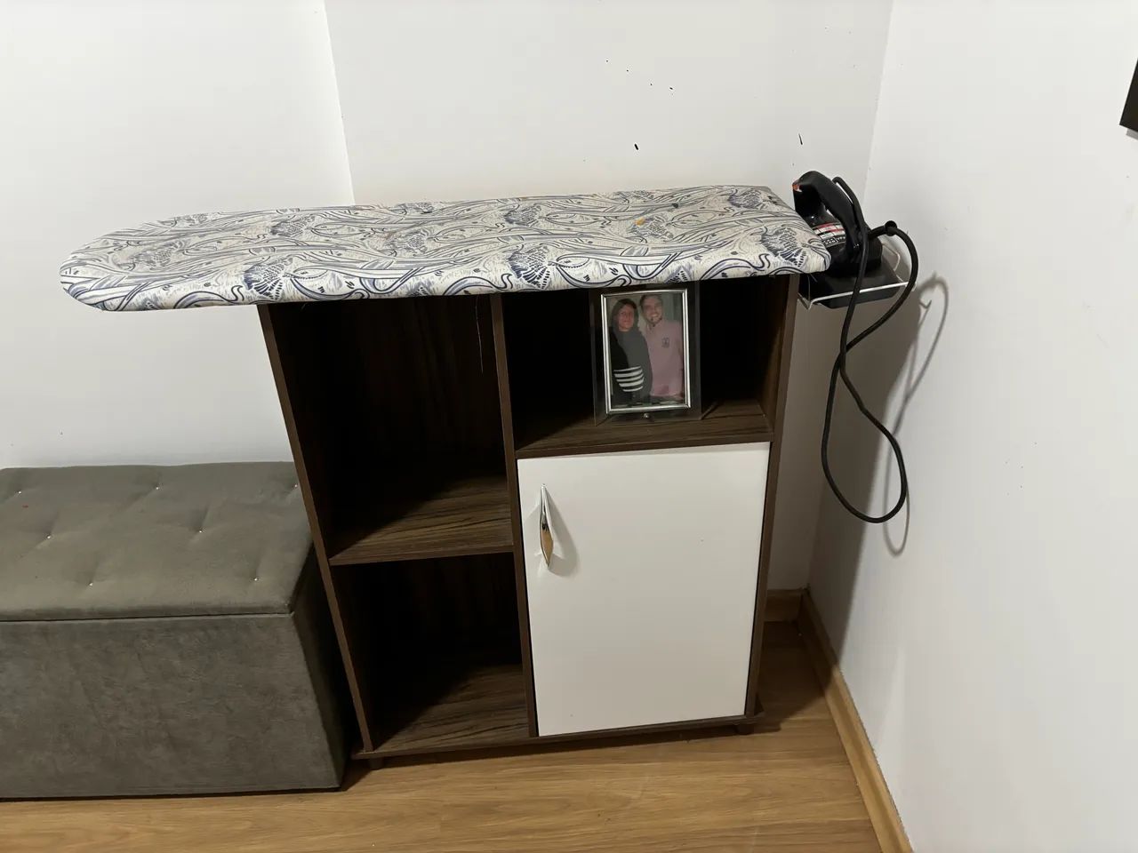 Tábua de passar com armário 