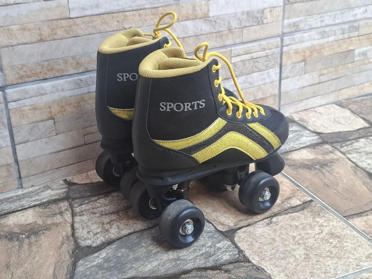 Patins de quatro rodas/Roller Skate Seminovo, tamanho 36/37 - Foto 3