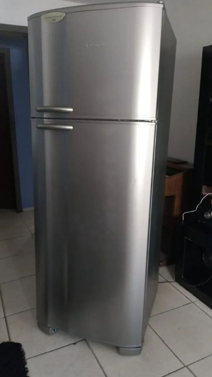 Geladeira Electrolux com porta latas bem grande bonita posso entregar 