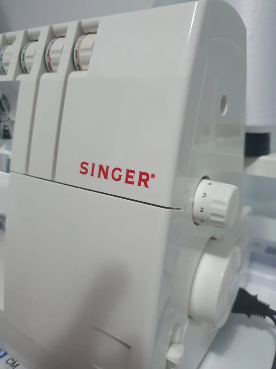 Máquina de Costura Singer Ultralock 14sh754, 110v Branco (Usado) - Foto 3