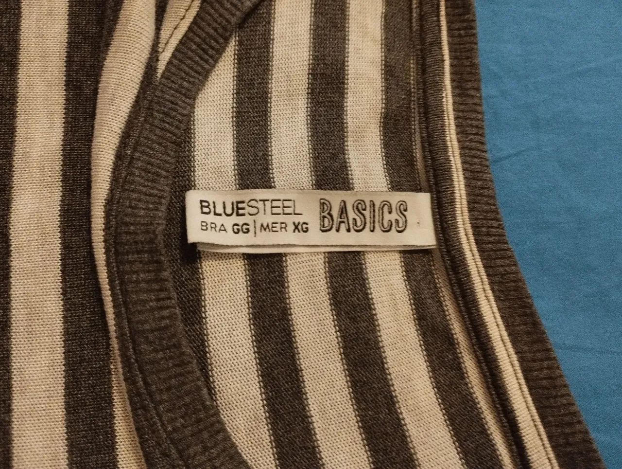 Camiseta listrada marrom e bege - Foto 4