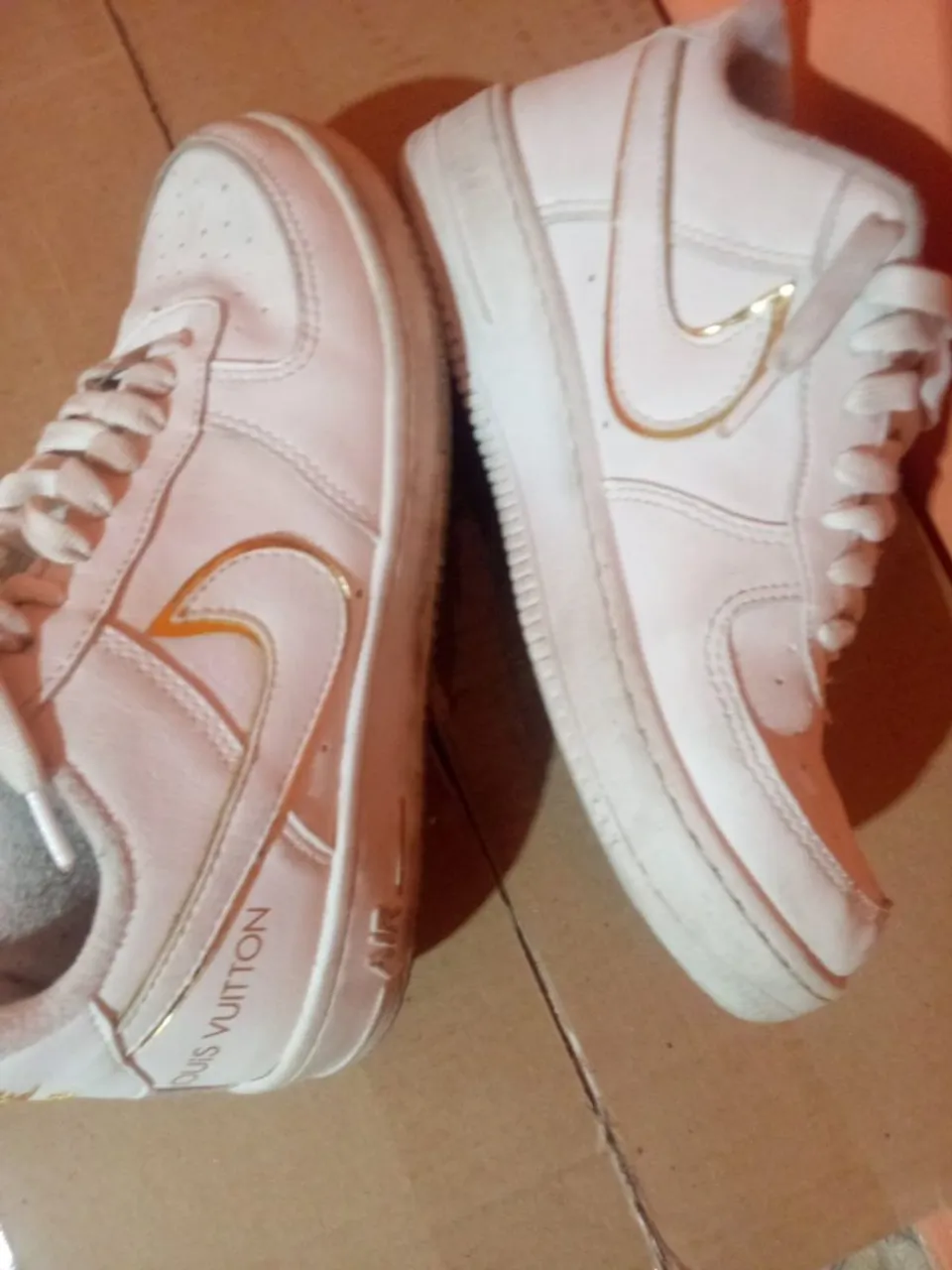 Tênis Nike Air Force 1 Louis Vuitton - Branco e Dourado