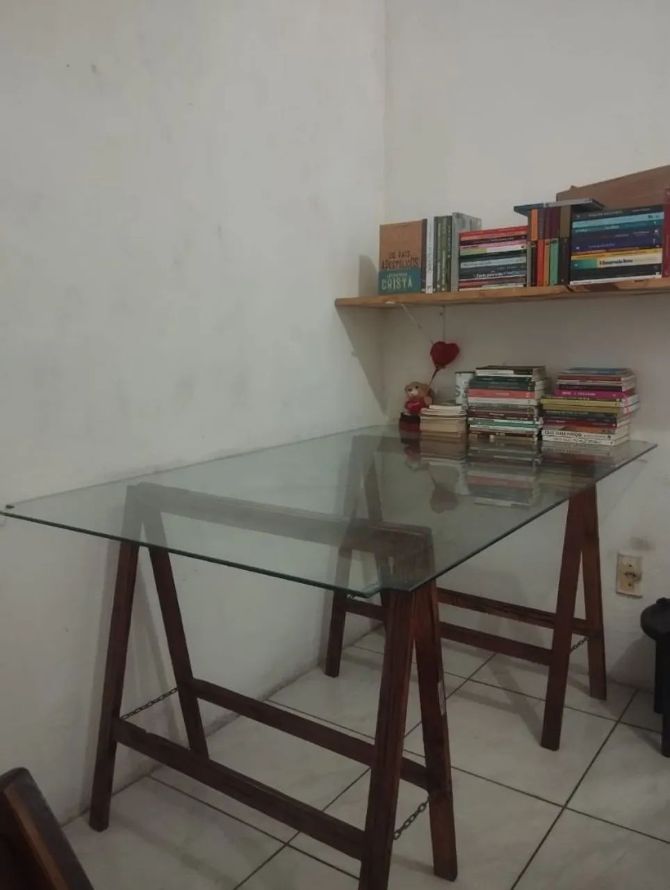 Mesa com tampo de vidro e base de madeira65163274357121124