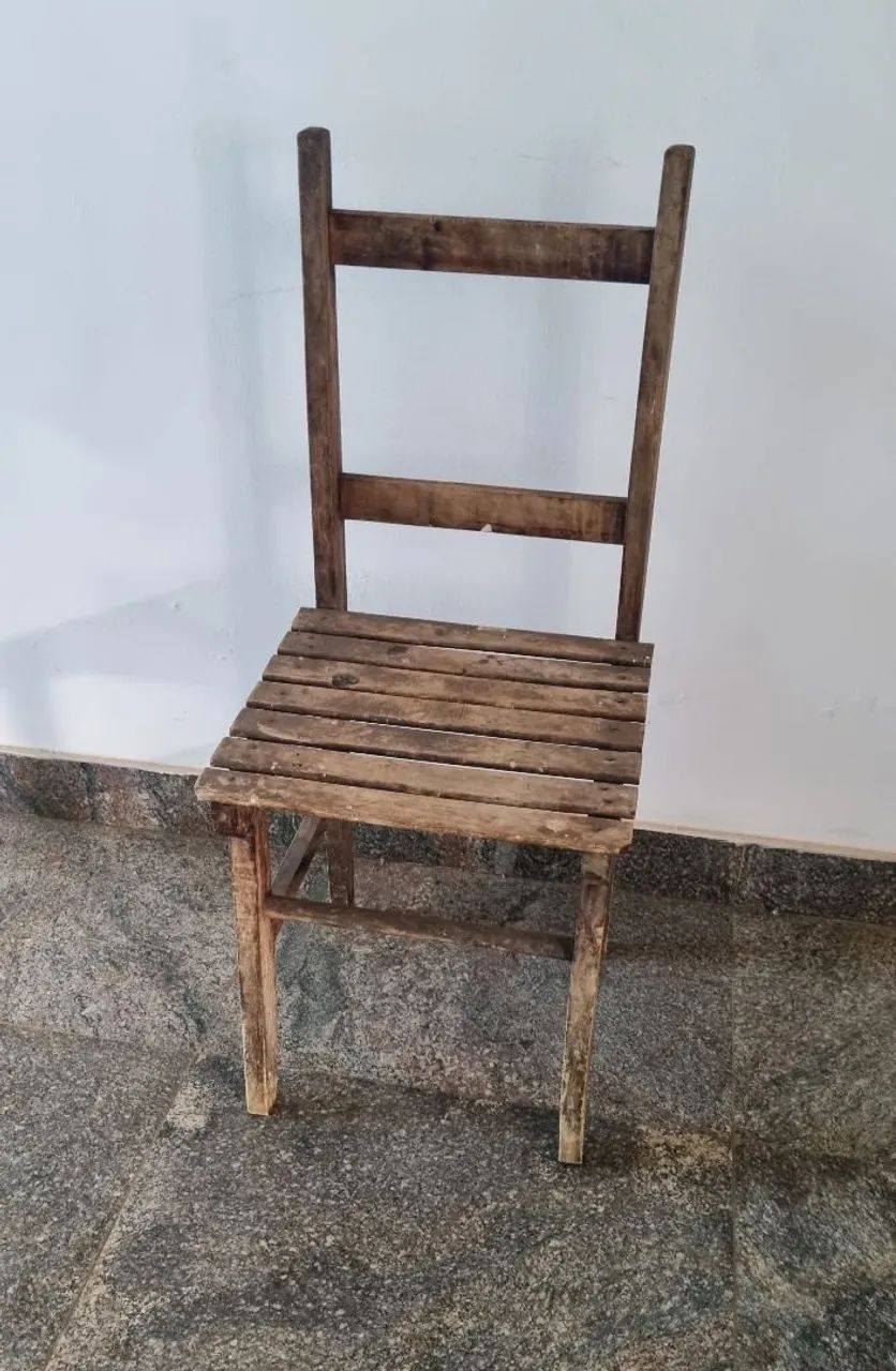 Cadeira Antiga de Madeira