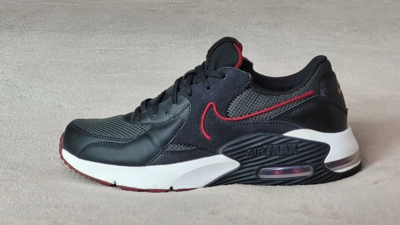 Nike Air Max Excee - Preto com detalhes em vermelho