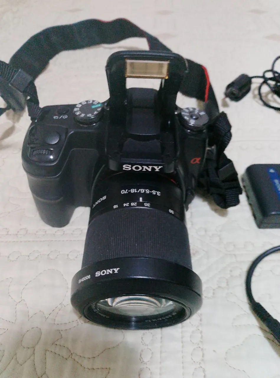 Câmera DSLR Sony Alpha 100 com diversos acessórios