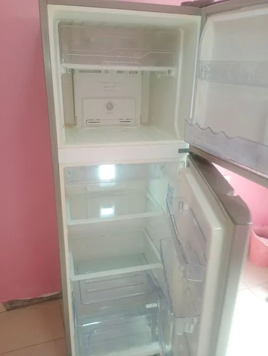 Vendo essa geladeira Electrolux frost free gelo seco - Foto 5