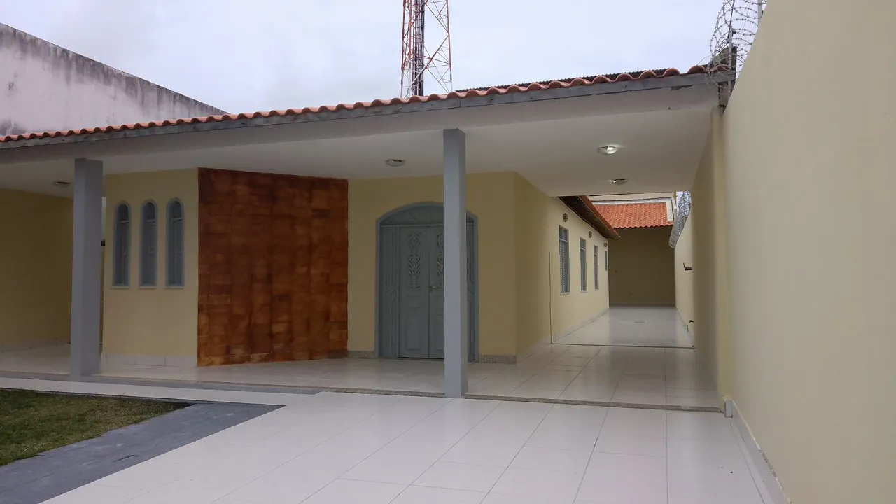 Alugo casa com 4 quartos sendo 2 suítes mais 2 banheiro social