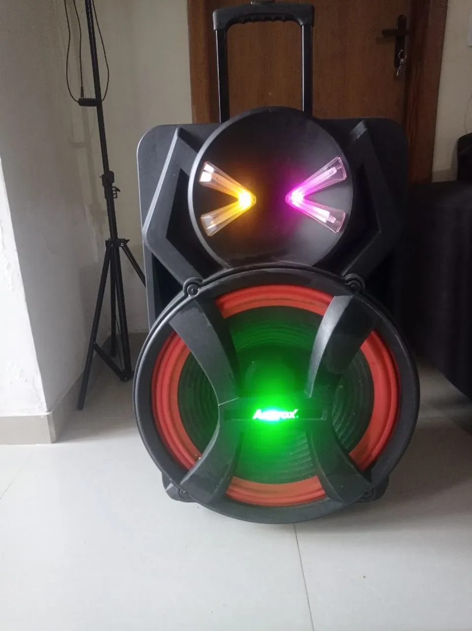Caixa de som portátil com luzes LED