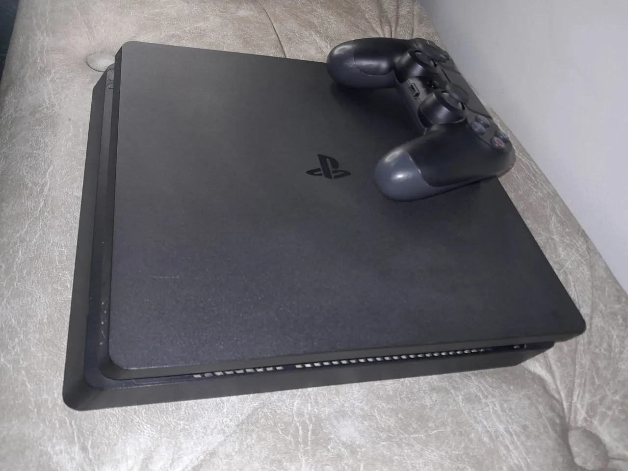 PlayStation 4 (PS4) - Console com Controle